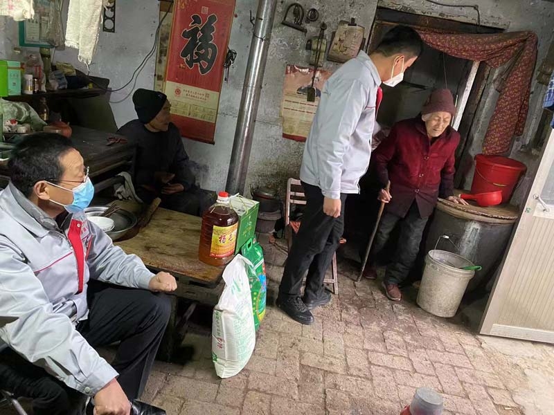 新春佳節(jié)來(lái)臨之際，甜源生物、綠田源高科公司領(lǐng)導(dǎo)走進(jìn)特殊兒童學(xué)校、困難家庭，為他們送去了過(guò)年應(yīng)節(jié)物質(zhì)。
