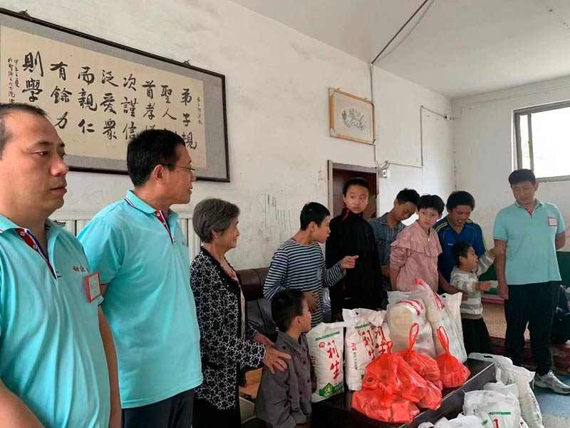 在中秋國(guó)慶來(lái)臨之際，我公司各部門領(lǐng)導(dǎo)一行走訪困難家庭及特殊兒童學(xué)校，送溫暖。
