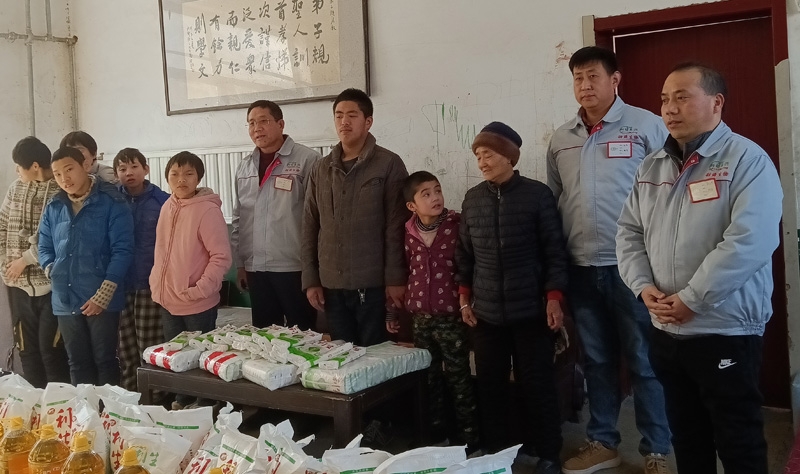 春節(jié)臨近公司領(lǐng)導(dǎo)前往特殊兒童教育學(xué)校探望在這里生活學(xué)習(xí)的孩子們，為他們帶去了米面油等生活必需品。